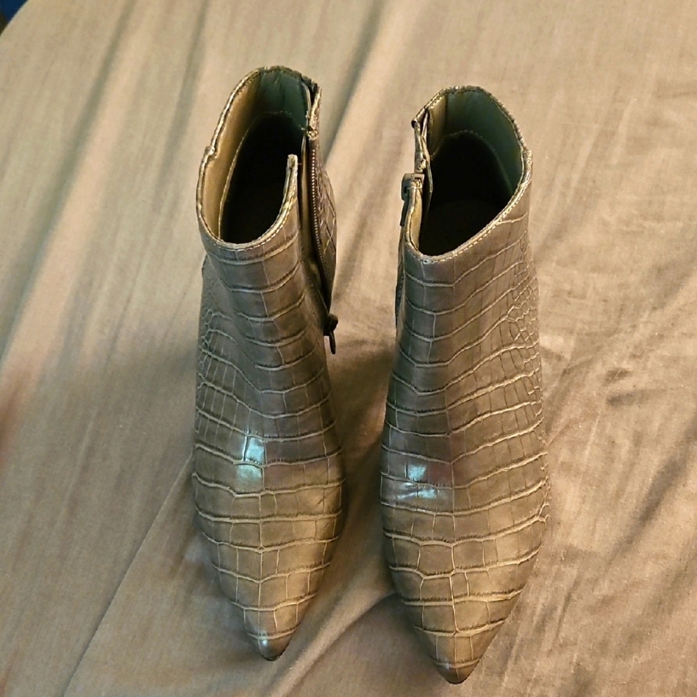 Size 7 Elegant Crocodile-Embossed Ankle Boots‎